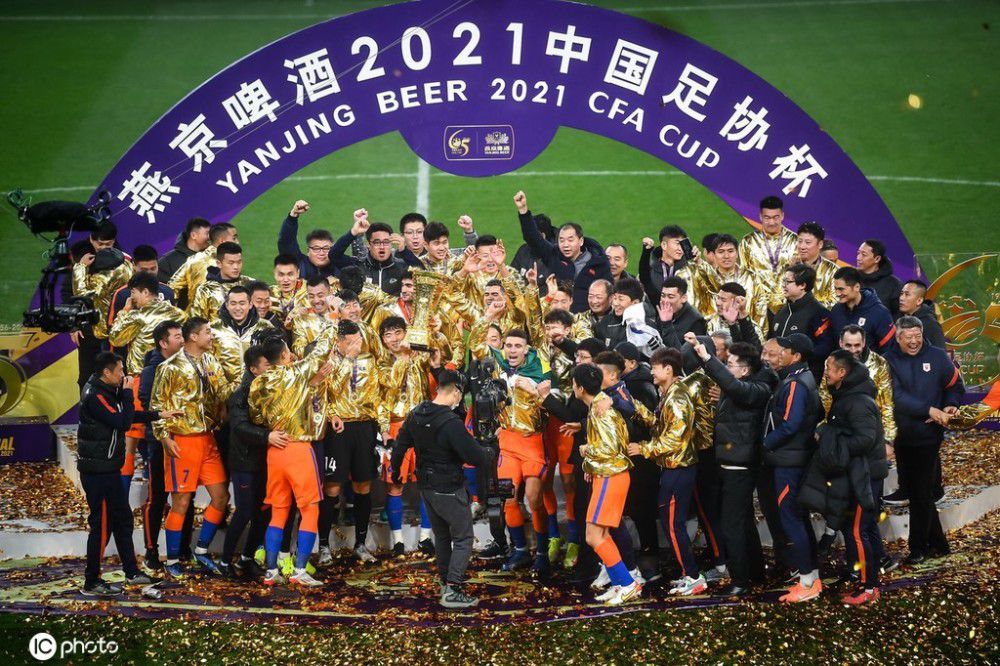 十分钟后，叶辰来到金陵老年大学门口。